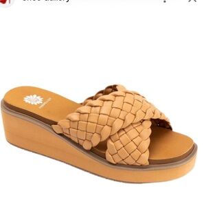 NWOT Yelliw Box Arny Sandals - Size 8.5